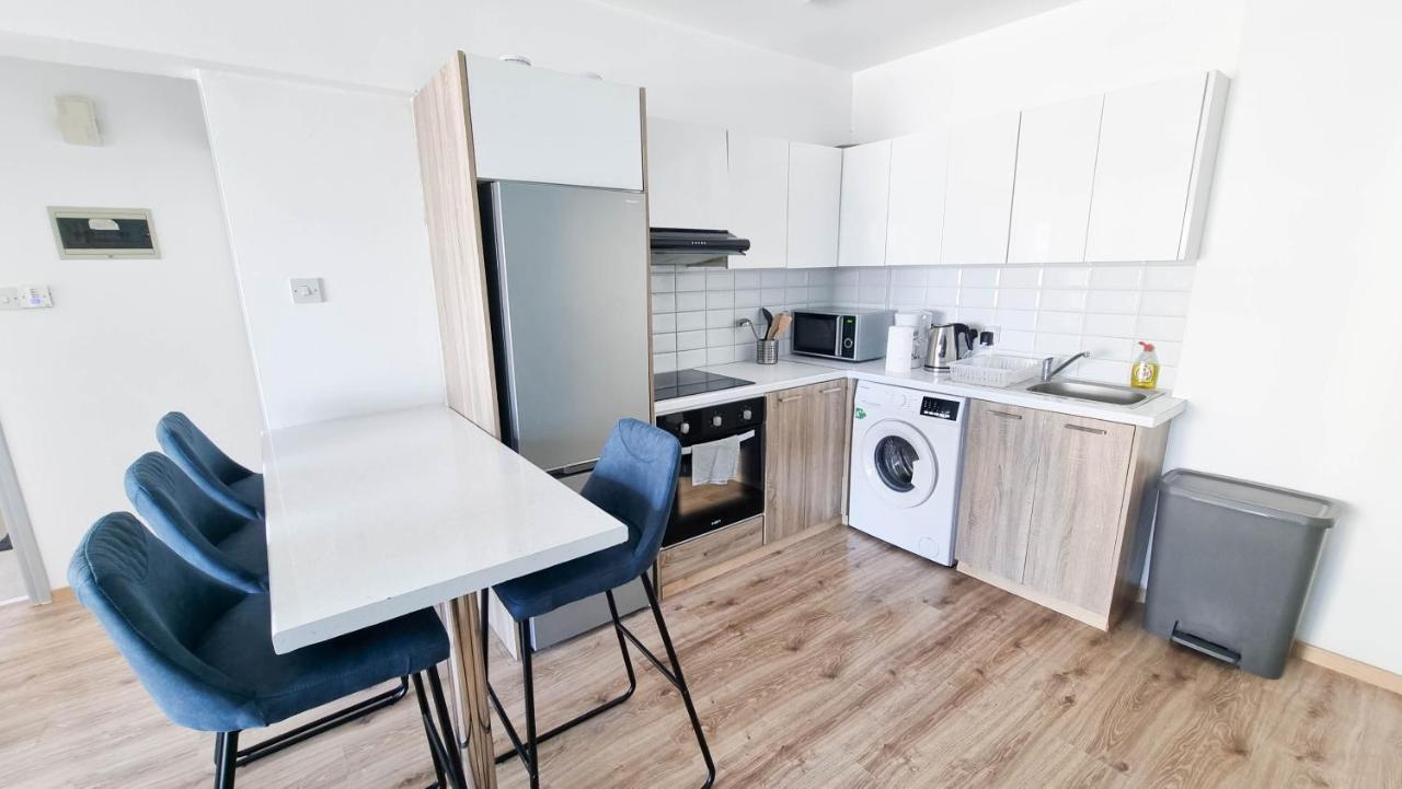 Modern Retreat: 2Br Stylish Apt With Comfy Rooms! Smart Tv With 200Mbps Internet Lárnaca Exterior foto